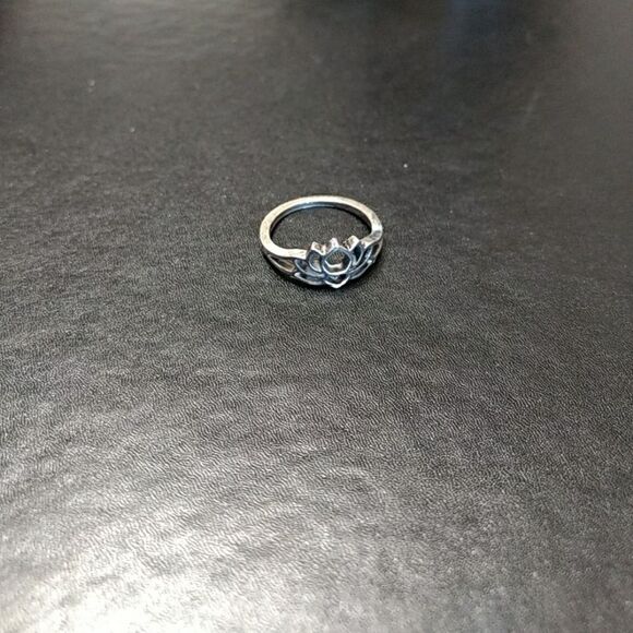 **Sale** Silver tone fashion lotus flower ring size 5 - Picture 1 of 4